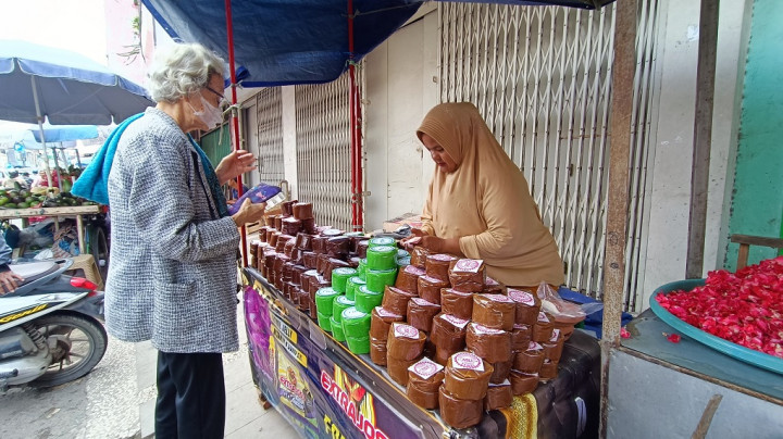 Penjual Kue Keranjang di Cirebon Kebanjiran Order, Per Hari Capai 3 Kuintal