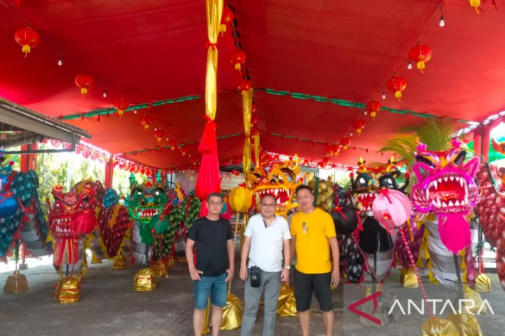 9 Replika Naga Meriahkan Imlek di Singkawang