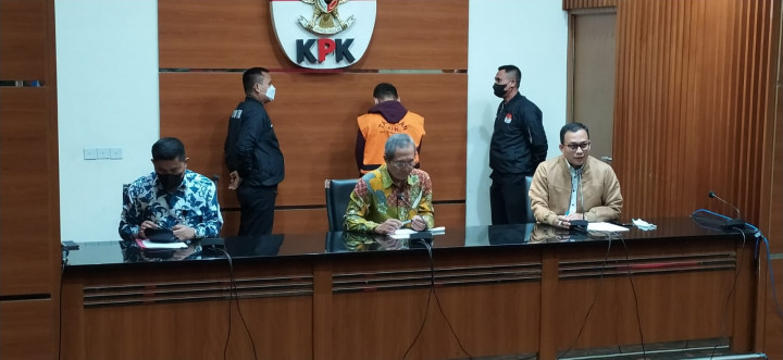 Tersangka Tunggal, GM Unit Bisnis PT Antam Tbk Ditahan KPK