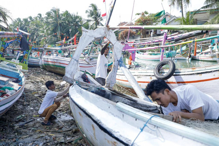Aksi Sosial, Perahu Nelayan di Sumenep Direnovasi