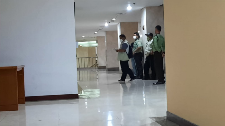 Penyidik KPK Masuk Gedung DPRD DKI, Wartawan Dihalangi Pamdal