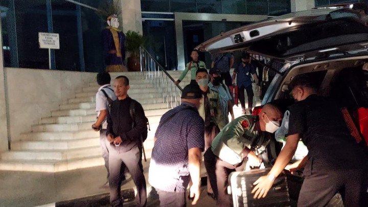 Selesai Geledah Gedung DPRD DKI, KPK Bawa Sejumlah Koper