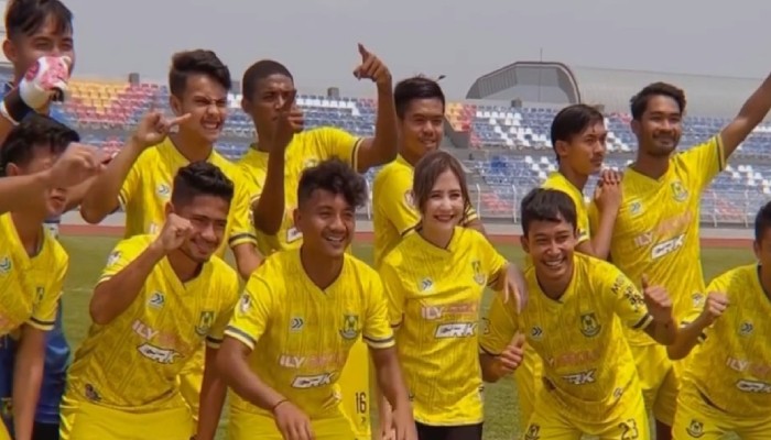 Prilly Latuconsina saat bersama skuat Persikota Tagerang-Foto Istimewa