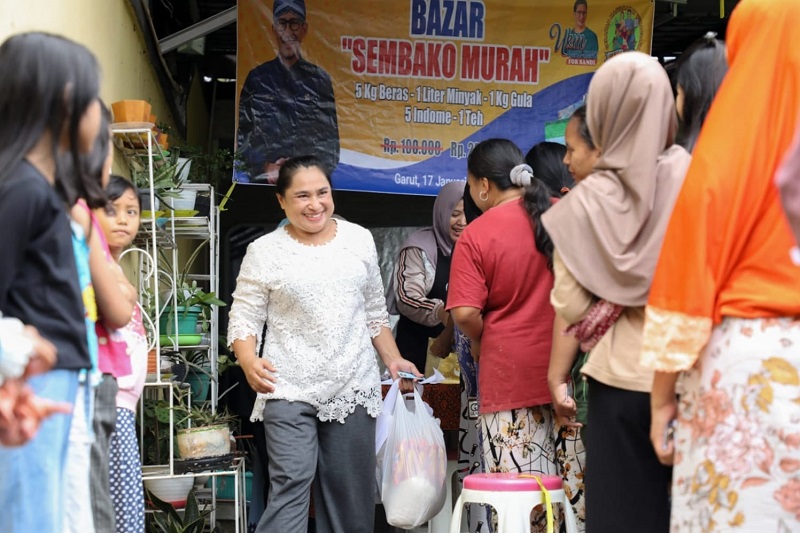 Belanja Ibu Rumah Tangga di Garut Tertolong Bazar Sembako Murah