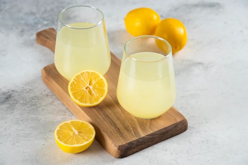 Air lemon yang kaya manfaat, utamanya untuk perbaikan kulit dan pencernaan. (Foto: Ilustrasi. Dok. Freepik.com)