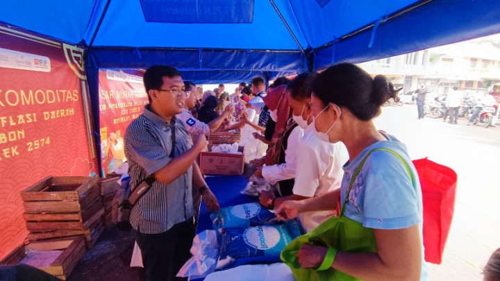 Warga Cirebon Serbu Pasar Murah Jelang Imlek