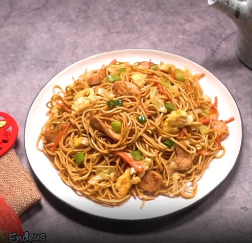 Sontek resep siu mie atau mi panjang umur khas Imlek. (Foto: Dok. Endeus TV)