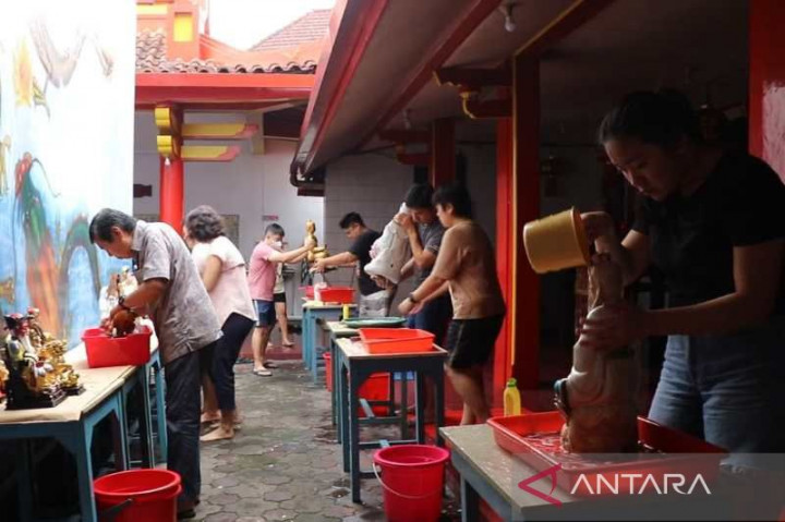 Umat Tri Dharma di Temanggung Mandikan Rupang Jelang Imlek