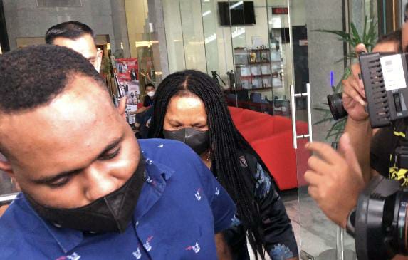 Istri dan Anak Lukas Enembe Bungkam Usai Diperiksa KPK