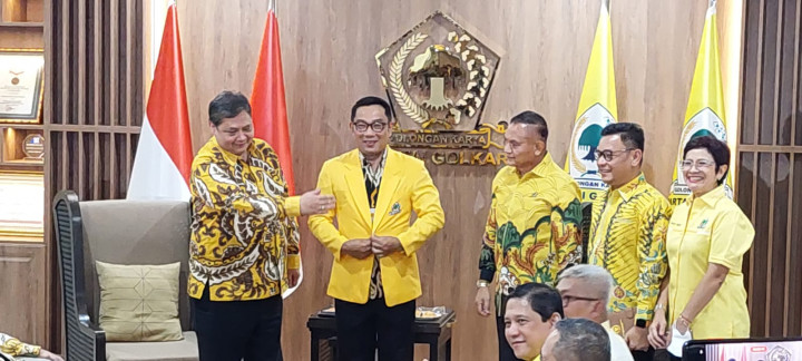 Momen Airlangga Berikan KTA dan Memakaikan Jas Kuning Ke RK