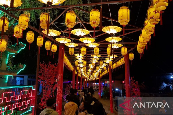 Sambut Imlek, Kelenteng Fab Zhu Khung Singkawang Datangkan Lampion Khusus dari Tiongkok