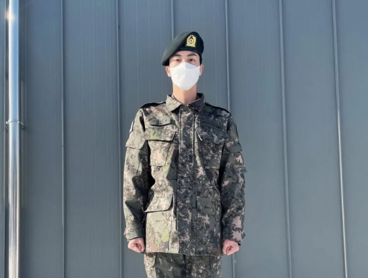 Gagah! Jin BTS Pamer Foto Pakai Seragam Militer