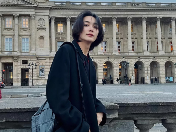 Hadiri Paris Fashion Week, Jeonghan SEVENTEEN Diserbu Fans