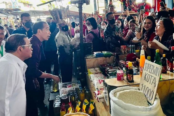 Jokowi Bagikan Bansos di Pasar Pinasungkulan dan Airmadidi Sulawesi Utara