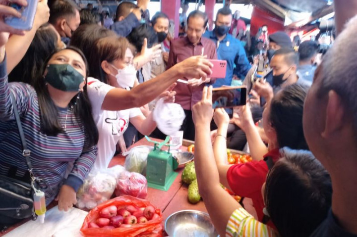 Pedagang Pasar di Minahasa Utara Pamer Pembayaran QRIS ke Jokowi