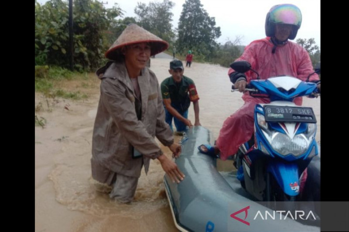 Warga Terdampak Banjir di Parittiga Bangka Barat Mulai Dievakuasi