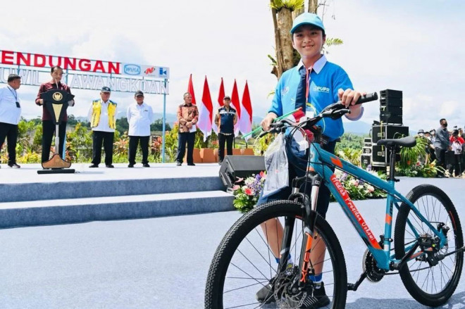 Berbeda dengan acara peresmian bendungan sebelumnya, pada peresmian Bendungan Kuwil Kawangkoan, di Kabupaten Minahasa Utara, Sulawesi Utara, Kamis, 19 Januari 2023, ini hadir juga sejumlah pelajar dari SD, SMP, dan SMA yang terlihat antusias menyambut ked