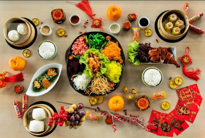 Angkat Sumpitmu! Tradisi Yee Sang jadi Sajian Kuliner Khas di Perayaan Imlek