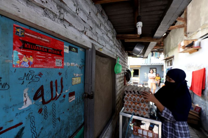 Penempelan Stiker Keluarga Miskin di Surabaya Diminta Dikaji Ulang