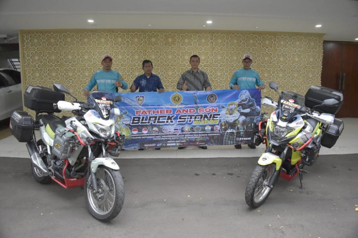 Bapak Ajak Anak Touring Ke-9 Negara, Naik Sepeda Motor!