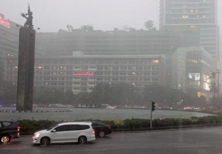 Puncak Musim Hujan Diprediksi Hingga Februari, Warga DKI Diimbau Menjauhi Gorong-Gorong