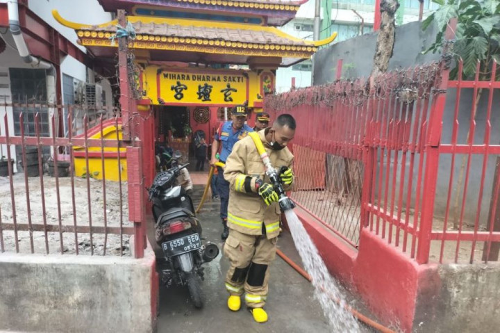 Jelang Imlek, Pemkot Jakbar Bersihkan Wihara Dharma Bhakti