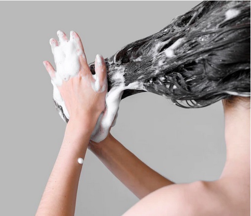 Ladies, Ini Tips Keramas Biar Rambut Sehat dan Tidak Rusak