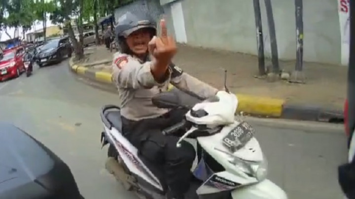 Polisi yang Mengacungkan Jari Tengah ke Relawan Ambulans Anggota Polsek Tebet