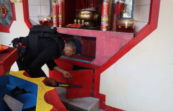 Penjinak Bom Sterilisasi Vihara di Kota Tangerang
