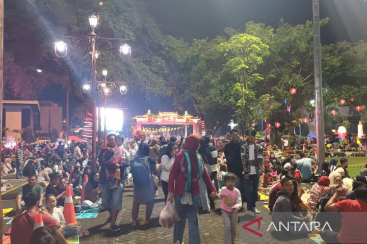 Ribuan Warga Solo Padati Kawasan Pasar Gede Meriahkan Malam Imlek