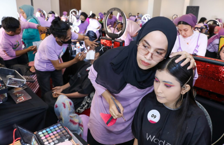 Tingkatkan <i>Soft Skill</i>, Ratusan Perempuan Milenial di Sulsel Dilatih MUA
