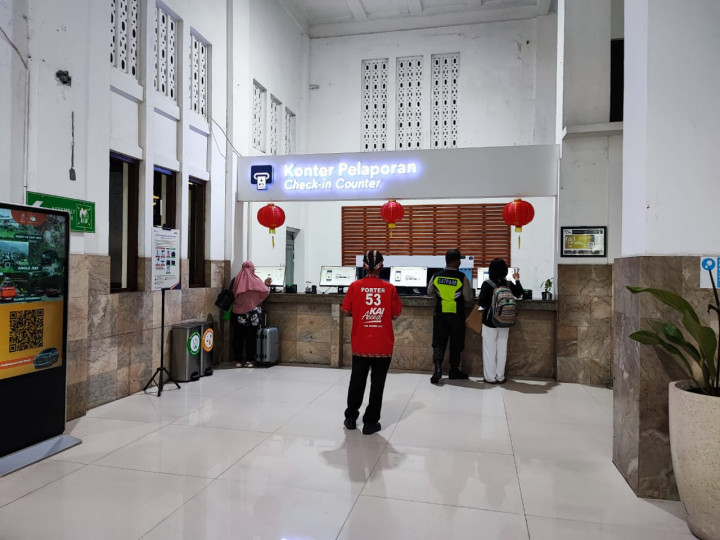 Petugas KA di Yogyakarta Temukan Uang Puluhan Juta Rupiah di Dalam Tas