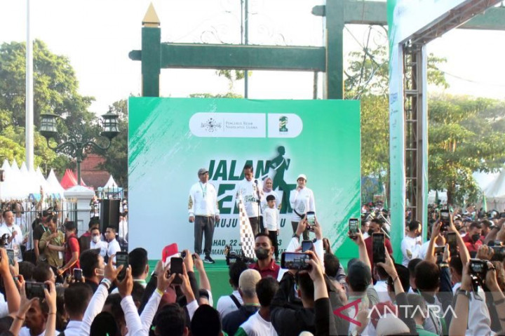 Presiden dan Ibu Negara Ikut Jalan Sehat Bersama Warga di Solo