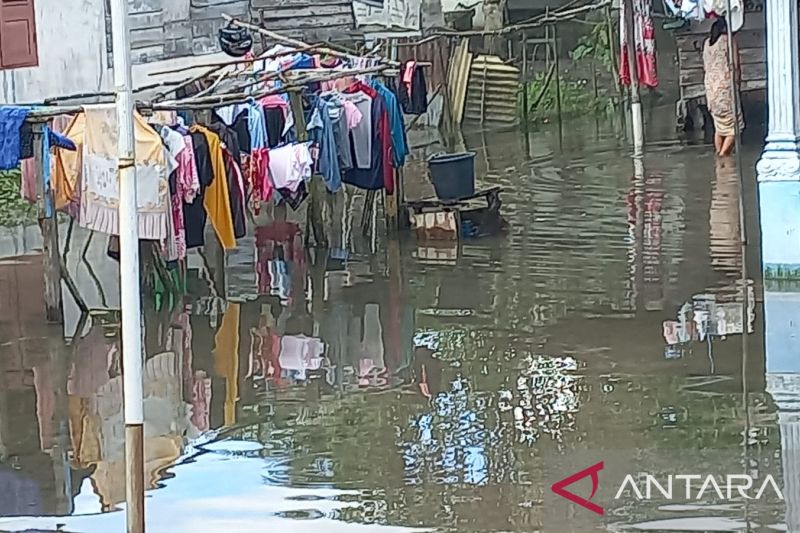 Banjir Rob Melanda Lingkungan Parit Pekir di Sungailiat