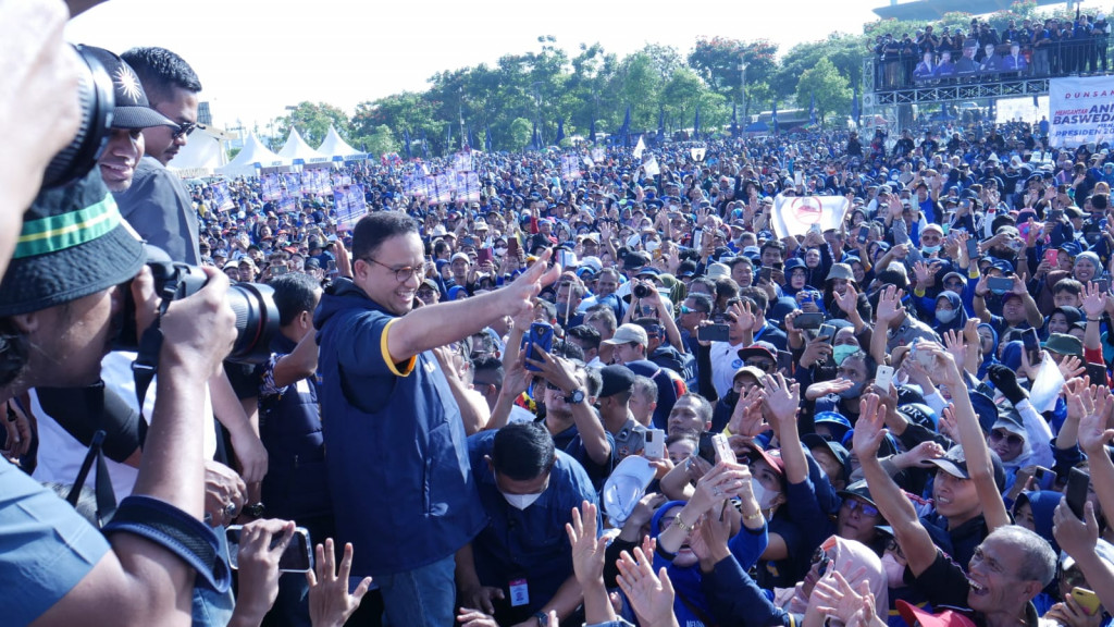 Ribuan Warga Bandung Tumpah Ikut Jalan Sehat Bersama Anies Baswedan