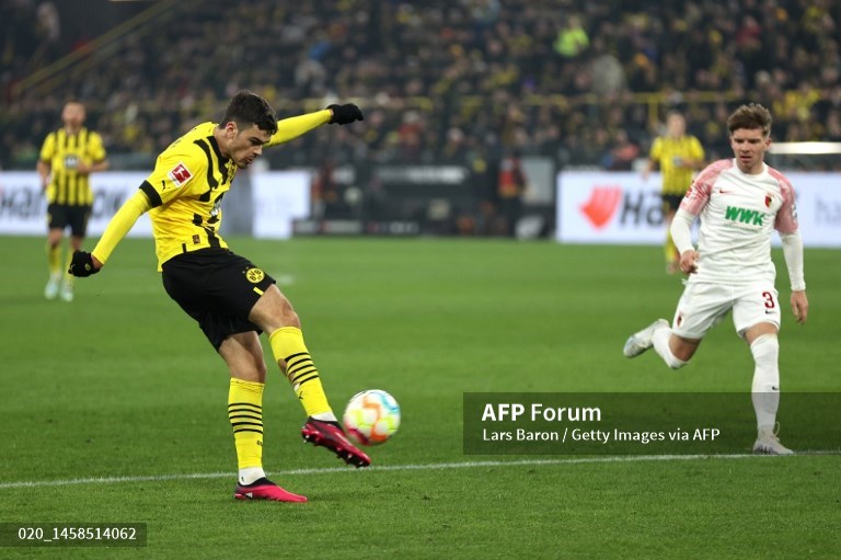 Gelandang Borussia Dortmund, Giovanni Reyna, mencetak gol ke gawang Augsburg (AFP/Lars Baron)