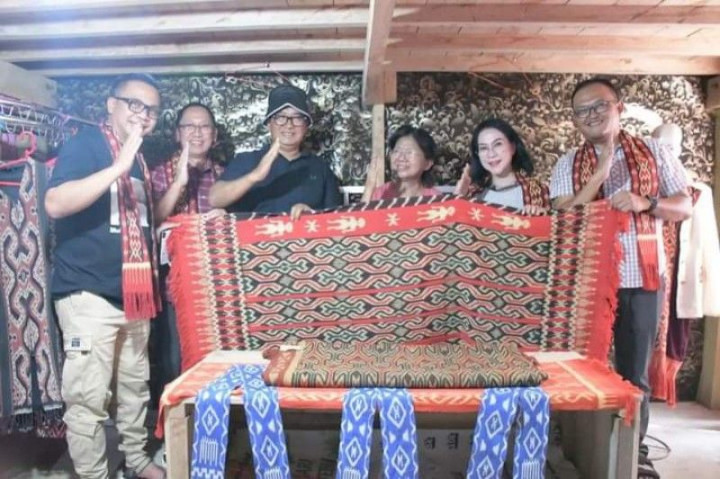 Lestarikan Budaya, Pemprov Sulbar Promosikan Kain Tenun Sekomandi