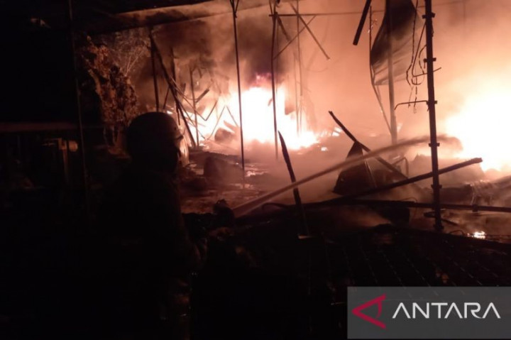 Lapak Barang Bekas di Cipayung Ludes Terbakar