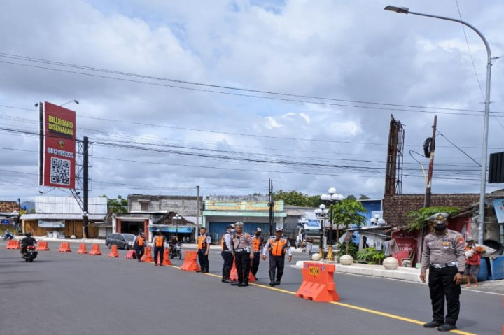 PKL Tugu Tobong Playen Gunungkidul DIY Digusur dari Trotoar