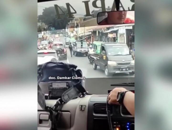Viral! Remaja SMP Sendirian Urai Kemacetan Buka Jalan Mobil Damkar