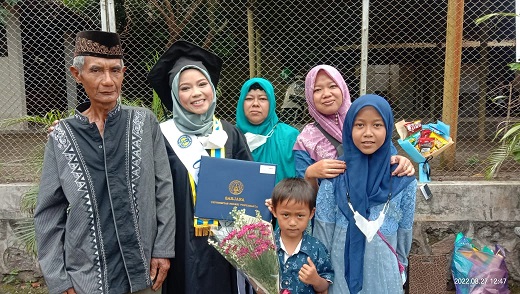 Kisah Izza, Putri Buruh Serabutan Perjuangkan Kuliah hingga Lulus Cumlaude dari UNY