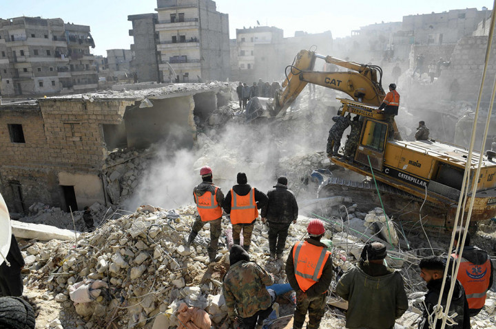 Bangunan Sisa Perang di Suriah Runtuh, 16 Orang Tewas