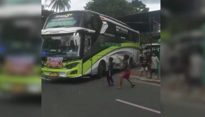 Ngeri, Bocah Ini Nyaris Terlindas saat Berebut Stiker Bus Telolet