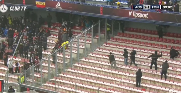 <i>Nyeleneh</i>! Suporter Dua Tim Ini Pilih Perang Salju Ketimbang Nonton Bola di Stadion