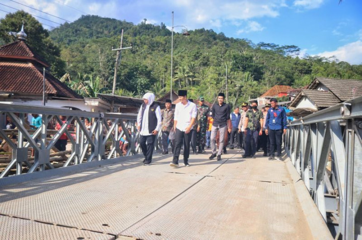 Khofifah Resmikan 3 Jembatan Darurat di Trenggalek