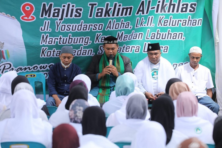 Relawan Melengkapi Fasilitas Majelis Taklim di Medan Labuhan