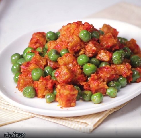 Kapan kiranya Teman Gaya makan leunca terakhir kali? Yuk, ah dicoba sambal dengan leunca dan tempe ini. (Foto: Dok. Endeus TV)