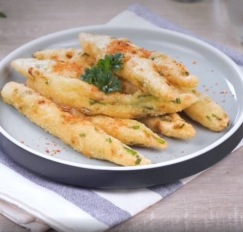 Penjual sotong ala tahu bulat di pasar tradisional