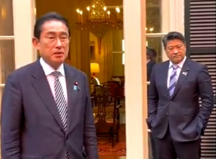 Ajudan PM Jepang Minta Maaf Usai Masukkan Tangan ke Saku, Memang Kenapa?