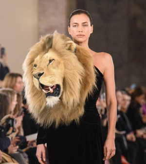 Anggun tapi 'Ganas', Tampilan Supermodel Hollywood Kenakan Gaun Hewan Buas di Paris Couture Week 2023
